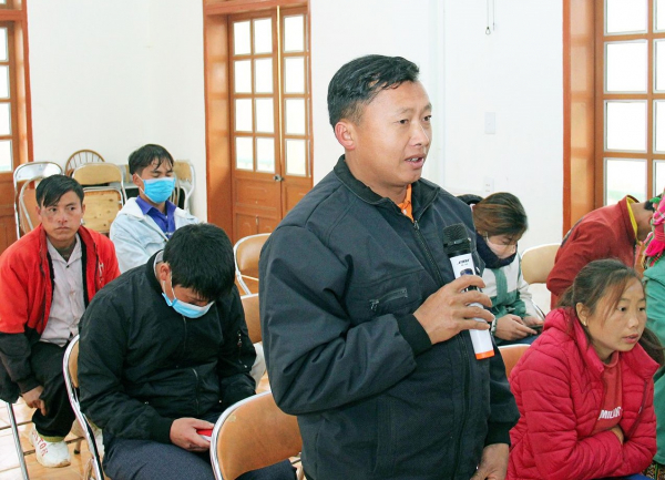 Cử tri xã Tà Xùa, huyện Bắc Yên kiến nghị với Tổ đại biểu HĐND tỉnh - ẢNH MINH TUẤN